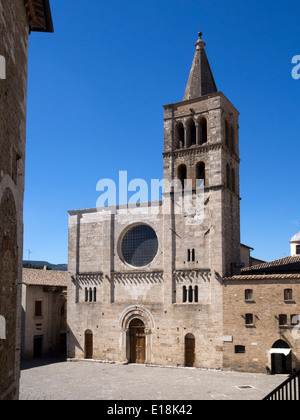 Piazza Filippo Silvestri a Bevagna in Umbria, Italia; San Michele Arcangelo chiesa: fontana Foto Stock