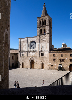 Vista di Piazza Silvestri a Bevagna in Umbria, Italia; alcune persone e la chiesa di San Michele Arcangelo Foto Stock