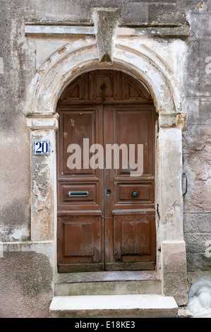 Un vecchio portale ad arco nella Francia meridionale circulade città di Puissalicon, Languedoc. Foto Stock