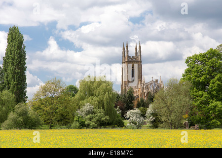 Guardando attraverso prati fioriti verso San Pietro ad Vincula chiesa parrocchiale a Hampton Lucy, Warwickshire, Inghilterra, Regno Unito Foto Stock