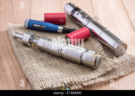 Avanzato dispositivo vaping, e-sigaretta sulla tabella Foto Stock