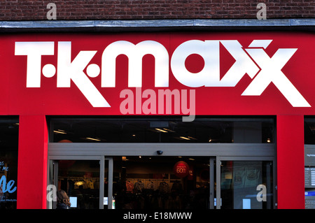 Una vista ravvicinata di TKmaxx, Hammersmith, London, Regno Unito Foto Stock