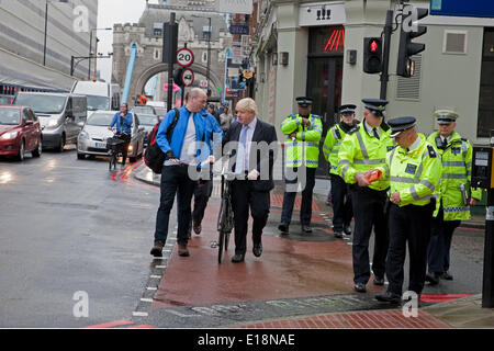 Londra, Regno Unito. Il 27 maggio 2014. Il sindaco di Londra Boris Johnson, si sono incontrati con funzionari di polizia per saperne di più circa il loro prezioso ruolo e come essi sono al lavoro per cambiare le persone che il suo atteggiamento verso la sicurezza stradale da Tower Bridge Credito: Keith Larby/Alamy Live News Foto Stock