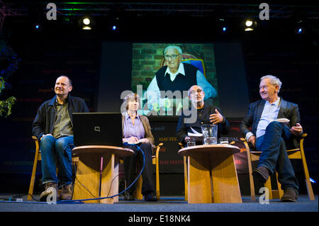 Barbara Winton in occasione del lancio del suo libro sulla vita di suo padre di Sir Nicholas Winton a Hay Festival 2014 (l-r) Philippe Sands, Barbara Winton, Alan Yentob & Simon Schama ©Jeff Morgan Foto Stock