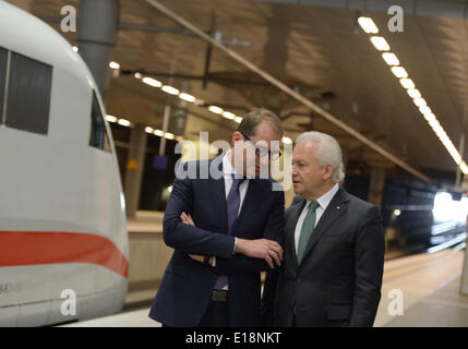 Berlino, Germania. 27 Maggio, 2014. Presidente del consiglio di amministrazione della società ferroviaria Deutsche Bahn AG, Ruediger Grube (R), e il ministro dei Trasporti tedesco Alexander Dobrindt (CSU) stand accanto all'altra in corrispondenza di una pressa conefrence a una piattaforma del treno della stazione ferroviaria centrale di Berlino, Germania, 27 maggio 2014. Il governo tedesco e la Deutsche Bahn AG (DB) piano per rafforzare ulteriormente la società digital offre. Foto: RAINER JENSEN /DPA/Alamy Live News Foto Stock