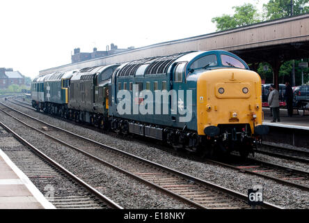 Leamington Spa Warwickshire, Inghilterra, Regno Unito. Il 27 maggio 2014. Un trainspotter's Delight come una locomotiva Deltic "Il Re della propria Yorkshire fanteria leggera dei capi di una cavalcata di conserve di locomotive diesel a Leamington Spa lontano da Didcot Gala Diesel che si è svolta durante il fine settimana. Credito: Colin Underhill/Alamy Live News Foto Stock