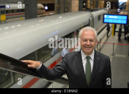 Berlino, Germania. 27 Maggio, 2014. Presidente del consiglio di amministrazione della società ferroviaria Deutsche Bahn AG, Ruediger Grube, lascia una pressa conefrence a una piattaforma del treno della stazione ferroviaria centrale di Berlino, Germania, 27 maggio 2014. Il governo tedesco e la Deutsche Bahn AG (DB) piano per rafforzare ulteriormente la società digital offre. Foto: RAINER JENSEN /DPA/Alamy Live News Foto Stock