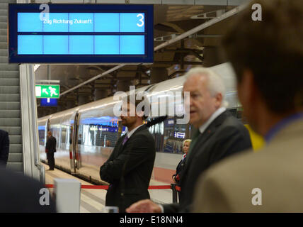 Berlino, Germania. 27 Maggio, 2014. Presidente del consiglio di amministrazione della società ferroviaria Deutsche Bahn AG, Ruediger Grube (R), è raffigurato in una pressa conefrence a una piattaforma del treno della stazione ferroviaria centrale di Berlino, Germania, 27 maggio 2014. Il governo tedesco e la Deutsche Bahn AG (DB) piano per rafforzare ulteriormente la società digital offre. Foto: RAINER JENSEN /DPA/Alamy Live News Foto Stock