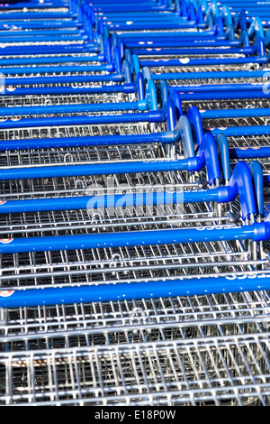 Supermercato Tesco trollies Foto Stock