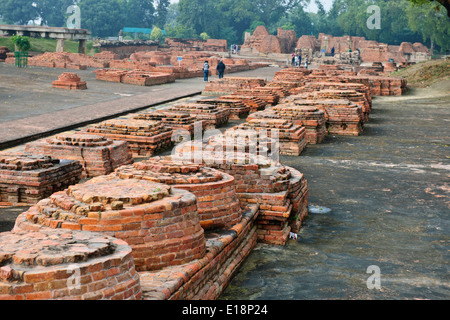 Sarnath Deer Park,centro buddista di apprendimento,Dhamekh stupa costruito da Mayryan Imperatore,vicino a Varanasi,Benares,Uttar Pradesh, India Foto Stock