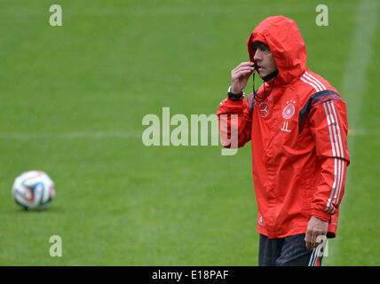 Val Passiria, Italia. 27 Maggio, 2014. Capo allenatore Joachim Loew arriva per una sessione di allenamento sul campo di allenamento a San Leonardo in Passiria, Italia, 27 maggio 2014. Germania nazionale della squadra di calcio si prepara per la prossima Coppa del Mondo FIFA 2014 in Brasile in un campo di addestramento in Alto Adige fino al 30 maggio 2014. Foto: ANDREAS GEBERT/DPA/Alamy Live News Foto Stock