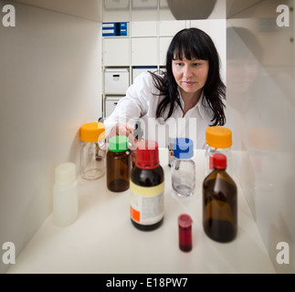 Medico prende il farmaco da farmacia Foto Stock