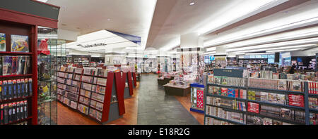 Kinokuniya Bookstore, Orchard Road, Singapore, Singapore. Architetto: Kay Ngee Tan architetti, 2014. Vista panoramica di libro di corsia Foto Stock