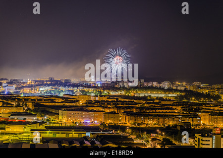 Fuochi d'artificio nel cielo sopra la città di Pamplona Foto Stock