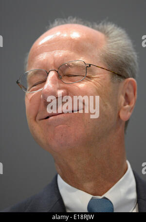 Stuttgart, Germania. 27 Maggio, 2014. Hans Dieter Poetsch, CFO della Porsche Automobil Holding SE durante l assemblea degli azionisti di Porsche SE a Stoccarda il 27 maggio 2014. Credito: dpa picture alliance/Alamy Live News Foto Stock
