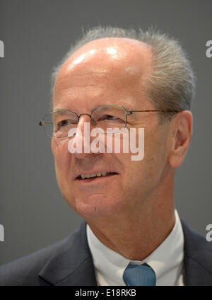 Stuttgart, Germania. 27 Maggio, 2014. Hans Dieter Poetsch, CFO della Porsche Automobil Holding SE durante l assemblea degli azionisti di Porsche SE a Stoccarda il 27 maggio 2014. Credito: dpa picture alliance/Alamy Live News Foto Stock