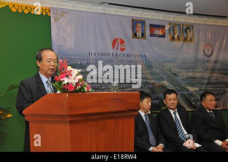 Phnom Penh Cambogia. 27 Maggio, 2014. Il Tram Iv Tek, cambogiani Il Ministro dei Lavori Pubblici e dei trasporti, parla nel corso di una cerimonia in cui la Cina Henan provinciale di pianificazione delle comunicazioni sondaggio e Design Institute (HPCPSDI) consegnato la relazione della superstrada di sviluppo piano Master in Cambogia per il Ministero dei Lavori Pubblici e dei trasporti, Phnom Penh, Cambogia, 27 maggio 2014. La Cambogia sta valutando la possibilità di sviluppare due superstrade per servire la crescente estensioni dell economia e del commercio, Tram Iv Tek, ministro dei Lavori Pubblici e dei trasporti, ha detto martedì. © Li Hong/Xinhua/Alamy Live News Foto Stock