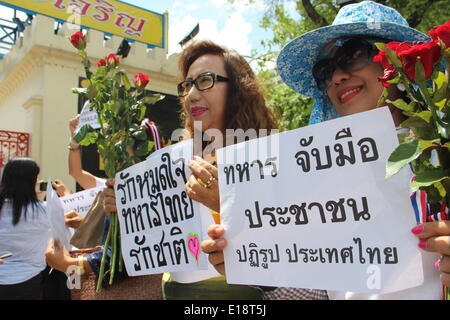 Bangkok, Tailandia. 27 Maggio, 2014. I sostenitori di esercito thailandese ha tenere cartelli in un rally al di fuori della sede del Royal Thai Army a Bangkok, Thailandia, 27 maggio 2014. L'esercito thailandese ha preso il controllo del governo in un colpo di stato lo scorso giovedì, estromettendo eletto un governo di transizione. Credito: Li Yinze/Xinhua/Alamy Live News Foto Stock