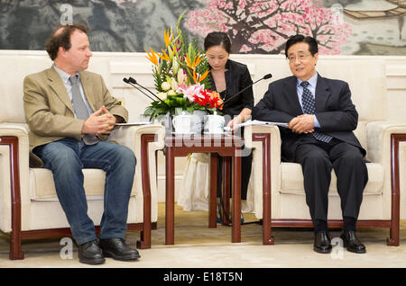 Pechino, Cina. 27 Maggio, 2014. Zhao Hongzhu (R), membro del segretariato del Partito Comunista della Cina (CPC) Comitato Centrale, un incontro con una delegazione di visita dei quadri del Cile la coalizione di governo, a Pechino, in Cina, il 27 maggio 2014. © Huang Jingwen/Xinhua/Alamy Live News Foto Stock