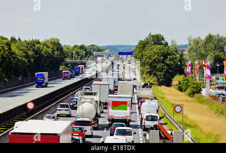 Nicht funktionierende Rettungsgasse bei einem Stau auf einer Autobahn Foto Stock