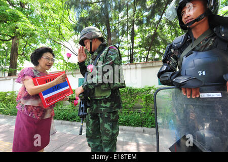 Bangkok, Tailandia. 27 Maggio, 2014. Un esercito thailandese soldato riceve un fiore da un colpo di stato militare supporter a Bangkok, Thailandia, 27 maggio 2014. Esercito thailandese chief gen. Prayuth Chan-ocha è stato avallato dal monarca thailandese lunedì come capo del Consiglio Nazionale per la pace e l'ordine. Credito: Rachen Sageamsak/Xinhua/Alamy Live News Foto Stock