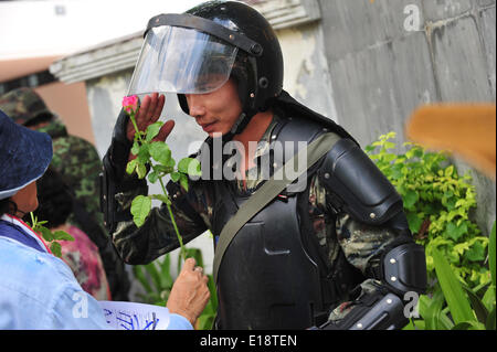 Bangkok, Tailandia. 27 Maggio, 2014. Un esercito thailandese soldato riceve un fiore da un colpo di stato militare supporter a Bangkok, Thailandia, 27 maggio 2014. Esercito thailandese chief gen. Prayuth Chan-ocha è stato avallato dal monarca thailandese lunedì come capo del Consiglio Nazionale per la pace e l'ordine. Credito: Rachen Sageamsak/Xinhua/Alamy Live News Foto Stock