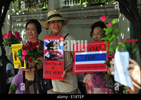 Bangkok, Tailandia. 27 Maggio, 2014. I sostenitori di esercito thailandese ha tenere cartelloni e fiori a Bangkok, Thailandia, 27 maggio 2014. Esercito thailandese chief gen. Prayuth Chan-ocha è stato avallato dal monarca thailandese lunedì come capo del Consiglio Nazionale per la pace e l'ordine. Credito: Rachen Sageamsak/Xinhua/Alamy Live News Foto Stock