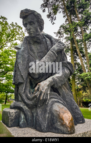 Frederic Chopin statua in bronzo da Jozef Goslawski, nel parco di Chopin Museum di Zelazowa Wola, Mazovia, Polonia Foto Stock