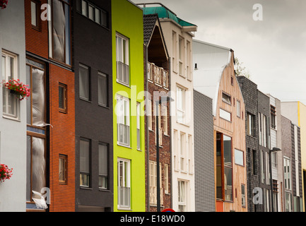 Fila di auto costruzione di case a Ijburg Amsterdam Foto Stock