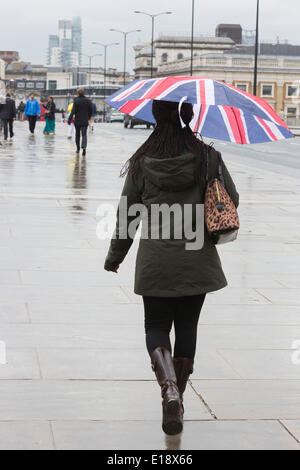 Londra, Regno Unito. Il 27 maggio 2014. Grigio e piovoso meteo per londinesi, pendolari e turisti su London Bridge, Londra, Regno Unito. Credito: Nick Savage/Alamy Live News Foto Stock