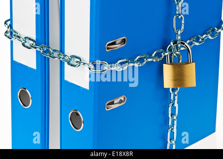 Ein Aktenordner mit Kette und Vorhangschloss verschlossen. Datenschutz und Datensicherheit. Foto Stock