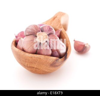 4 spicchi di aglio in ciotola di legno isolato su sfondo bianco Foto Stock