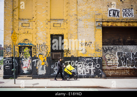 Attività nel hipster quartiere di Williamsburg di Brooklyn a New York Sabato 24 Maggio, 2014. (© Richard B. Levine) Foto Stock