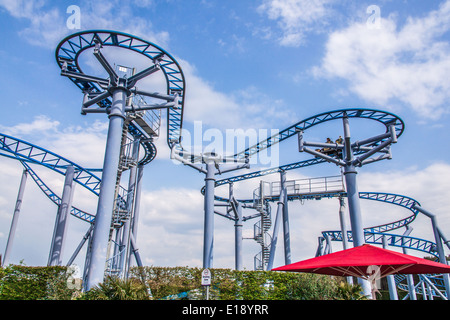 Cobra roller coaster ride a Paultons Park, Southampton, Inghilterra, Regno Unito. Foto Stock