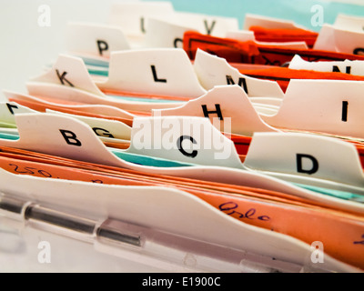 Alte Karteikarten Mit einem alphabetischen Register. Kundendaten von Stammkunden. Foto Stock