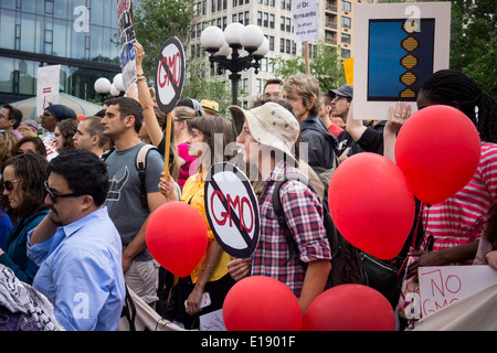 Gli attivisti si riuniscono in Union Square a New York per protestare contro la Monsanto Company e alimenti geneticamente modificati. Foto Stock