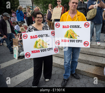 Gli attivisti si riuniscono in Union Square a New York per protestare contro la Monsanto Company e alimenti geneticamente modificati. Foto Stock