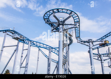 Cobra roller coaster ride a Paultons Park, Southampton, Inghilterra, Regno Unito. Foto Stock