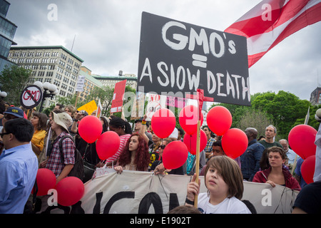 Gli attivisti si riuniscono in Union Square a New York per protestare contro la Monsanto Company e alimenti geneticamente modificati. Foto Stock