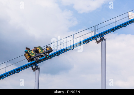 Cobra roller coaster ride a Paultons Park, Southampton, Inghilterra, Regno Unito. Foto Stock