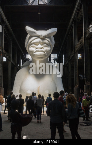 "Una sottigliezza' o 'il meraviglioso zucchero bambino' dall'artista Kara Walker è visualizzato nel Domino ex fabbrica di zucchero Foto Stock