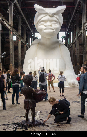 "Una sottigliezza' o 'il meraviglioso zucchero bambino' dall'artista Kara Walker è visualizzato nel Domino ex fabbrica di zucchero Foto Stock