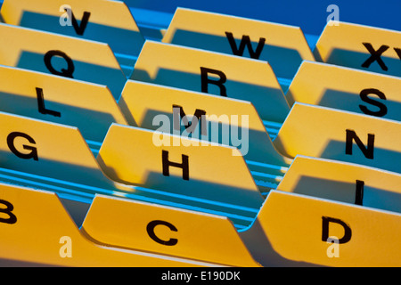 Die Trennkarten eines alphabetischen registri in einer Karteikarten Box Foto Stock