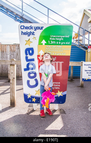 Controllare il vostro segno di altezza, Paultons Park, Southampton, Inghilterra, Regno Unito. Foto Stock