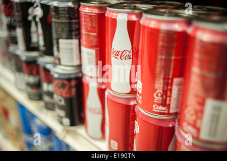 Sei confezioni di lattine di coca cola in un supermercato a New York martedì, 20 maggio 2014. (© Richard B. Levine) Foto Stock