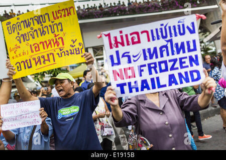 Bangkok, Bangkok, Thailandia. 27 Maggio, 2014. Diverse centinaia di persone hanno protestato contro il colpo di stato a Bangkok al Monumento della Vittoria martedì. Era il quarto giorno diritta di pro-democrazia rally nella capitale tailandese come l'esercito ha continuato a stringere la presa sulla vita tailandese. La protesta martedì è stato il più piccolo finora. Credit: Jack Kurtz/ZUMAPRESS.com/Alamy Live News Foto Stock