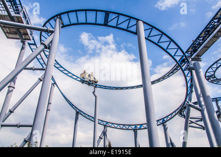 Cobra roller coaster ride a Paultons Park, Southampton, Inghilterra, Regno Unito. Foto Stock