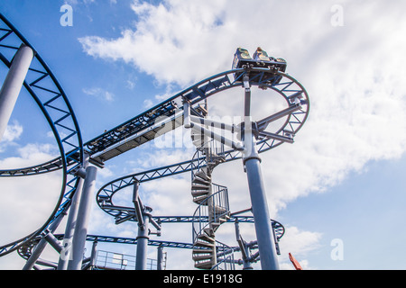 Cobra roller coaster ride a Paultons Park, Southampton, Inghilterra, Regno Unito. Foto Stock