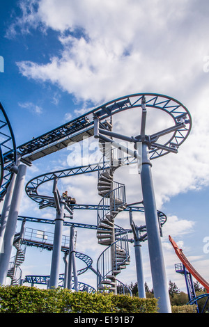 Cobra roller coaster ride a Paultons Park, Southampton, Inghilterra, Regno Unito. Foto Stock