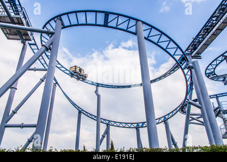 Cobra roller coaster ride a Paultons Park, Southampton, Inghilterra, Regno Unito. Foto Stock